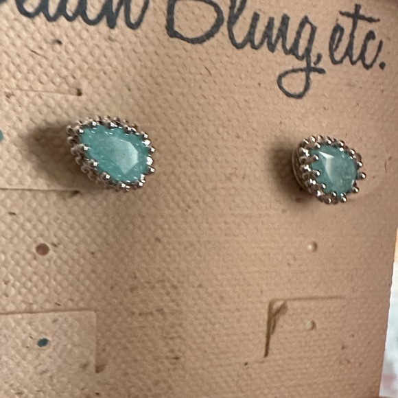 Aqua post earrings - Picture 3 of 4